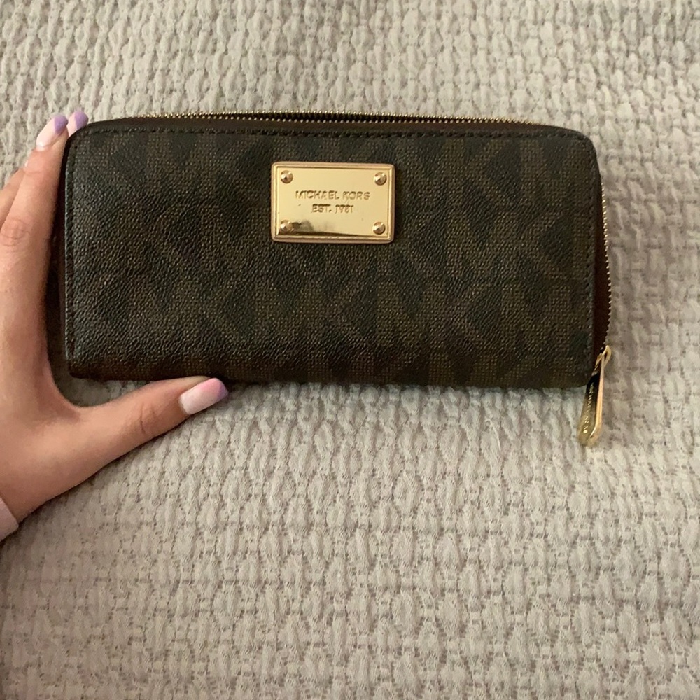 Michael Kors Zip Wallet in Brown Logo